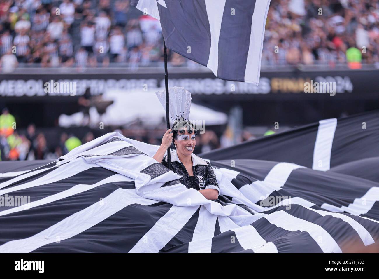 Buenos Aires, Argentinien - 30. November 2024: Atlético Mineiro und Botafogo treffen sich im Finale der Copa Libertadores im Estadio Monumental in Buenos Aires auf, was zu einem historischen brasilianischen Showdown führt. Die Fans beider Teams haben die Stadt mit Energie erfüllt, als die beiden Vereine um den begehrten südamerikanischen Titel kämpfen. Das Spiel verspricht hohe Einsätze, intensive Rivalität und Fußball vom Feinsten. (Foto von UNAR Photo) Stockfoto
