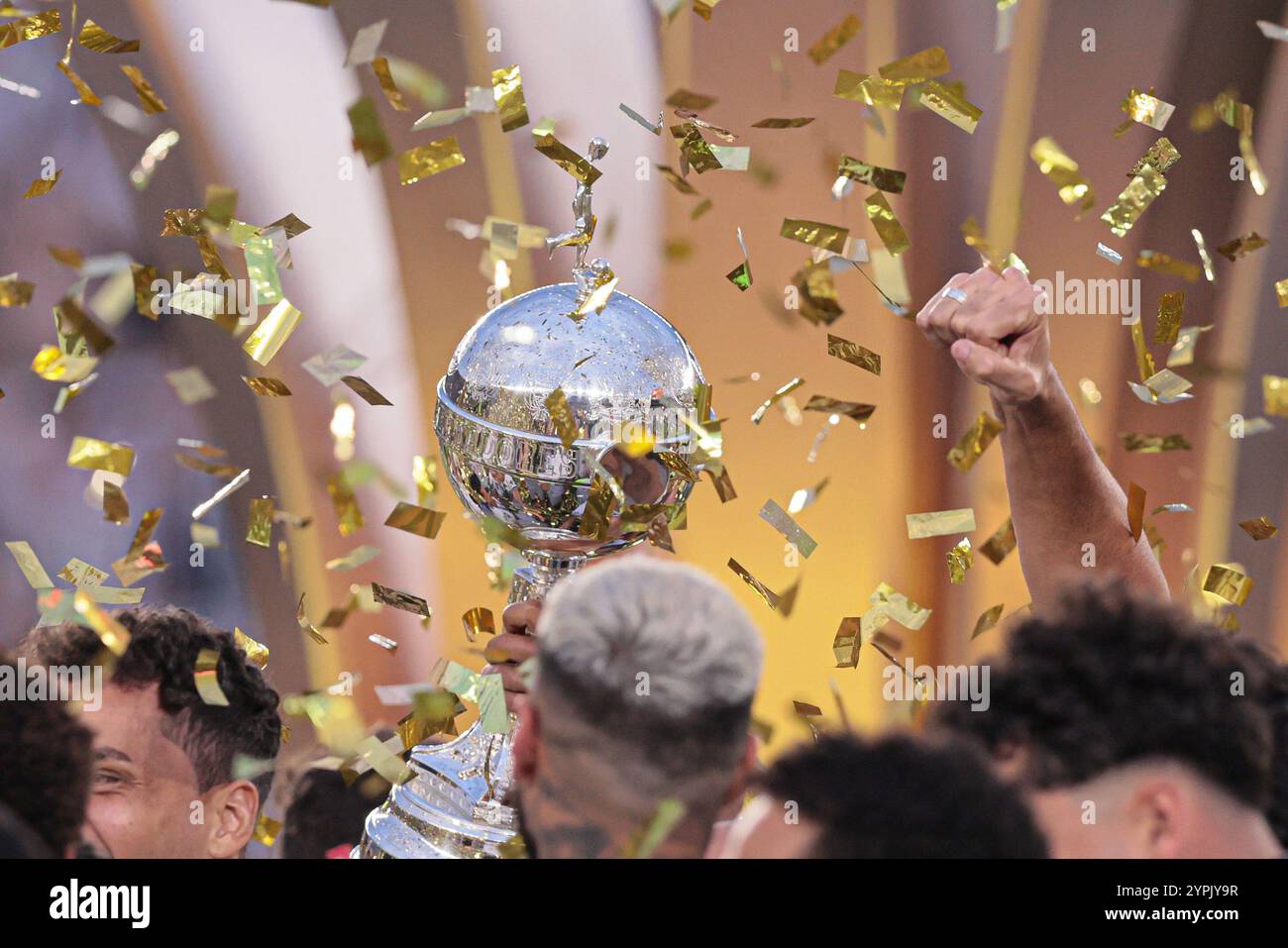 Buenos Aires, Argentinien - 30. November 2024: Atlético Mineiro und Botafogo treffen sich im Finale der Copa Libertadores im Estadio Monumental in Buenos Aires auf, was zu einem historischen brasilianischen Showdown führt. Die Fans beider Teams haben die Stadt mit Energie erfüllt, als die beiden Vereine um den begehrten südamerikanischen Titel kämpfen. Das Spiel verspricht hohe Einsätze, intensive Rivalität und Fußball vom Feinsten. (Foto von UNAR Photo) Stockfoto