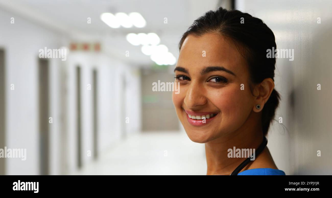 Porträt einer Ärztin, die im Korridor im Krankenhaus steht Stockfoto