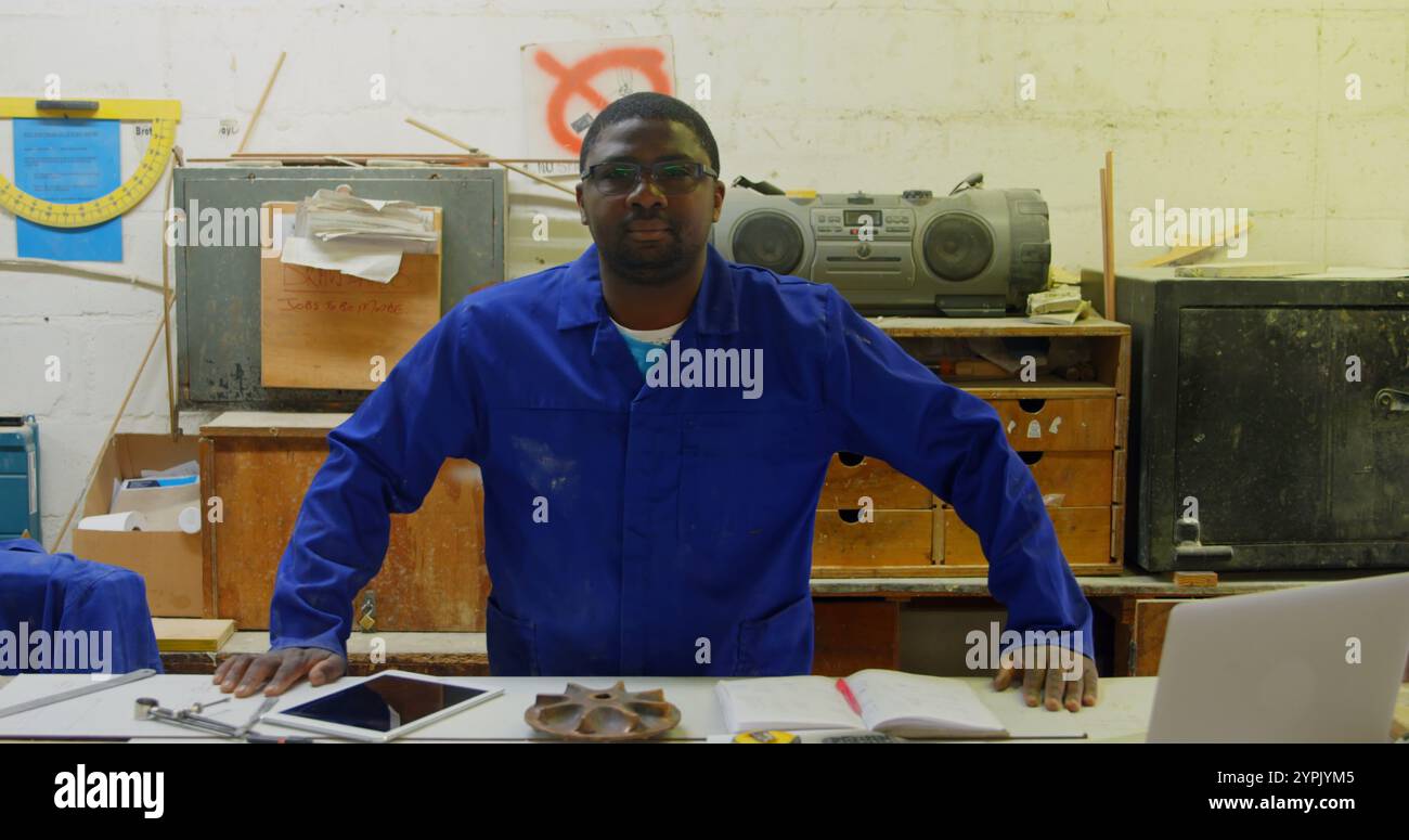 Porträt des Arbeiters, der in der Gießereiwerkstatt posiert Stockfoto