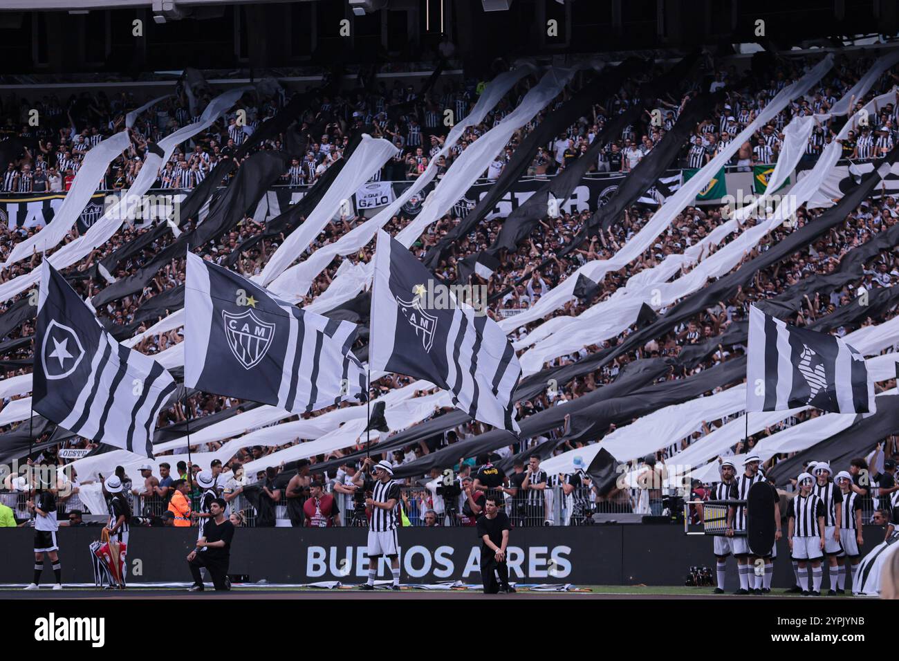 Buenos Aires, Argentinien - 30. November 2024: Atlético Mineiro und Botafogo treffen sich im Finale der Copa Libertadores im Estadio Monumental in Buenos Aires auf, was zu einem historischen brasilianischen Showdown führt. Die Fans beider Teams haben die Stadt mit Energie erfüllt, als die beiden Vereine um den begehrten südamerikanischen Titel kämpfen. Das Spiel verspricht hohe Einsätze, intensive Rivalität und Fußball vom Feinsten. (Foto von UNAR Photo) Stockfoto