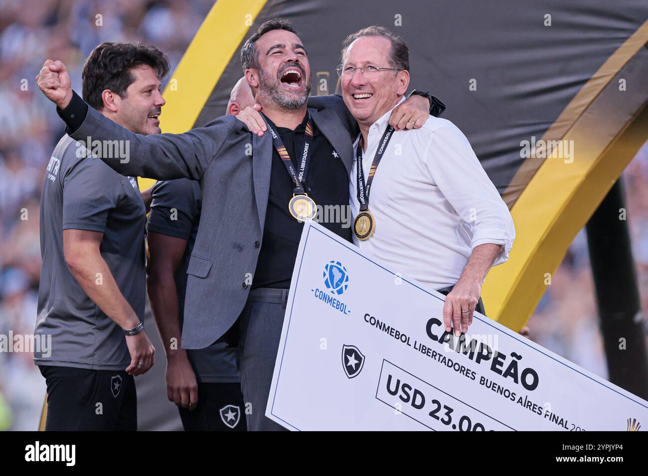 Buenos Aires, Argentinien - 30. November 2024: Atlético Mineiro und Botafogo treffen sich im Finale der Copa Libertadores im Estadio Monumental in Buenos Aires auf, was zu einem historischen brasilianischen Showdown führt. Die Fans beider Teams haben die Stadt mit Energie erfüllt, als die beiden Vereine um den begehrten südamerikanischen Titel kämpfen. Das Spiel verspricht hohe Einsätze, intensive Rivalität und Fußball vom Feinsten. (Foto von UNAR Photo) Stockfoto