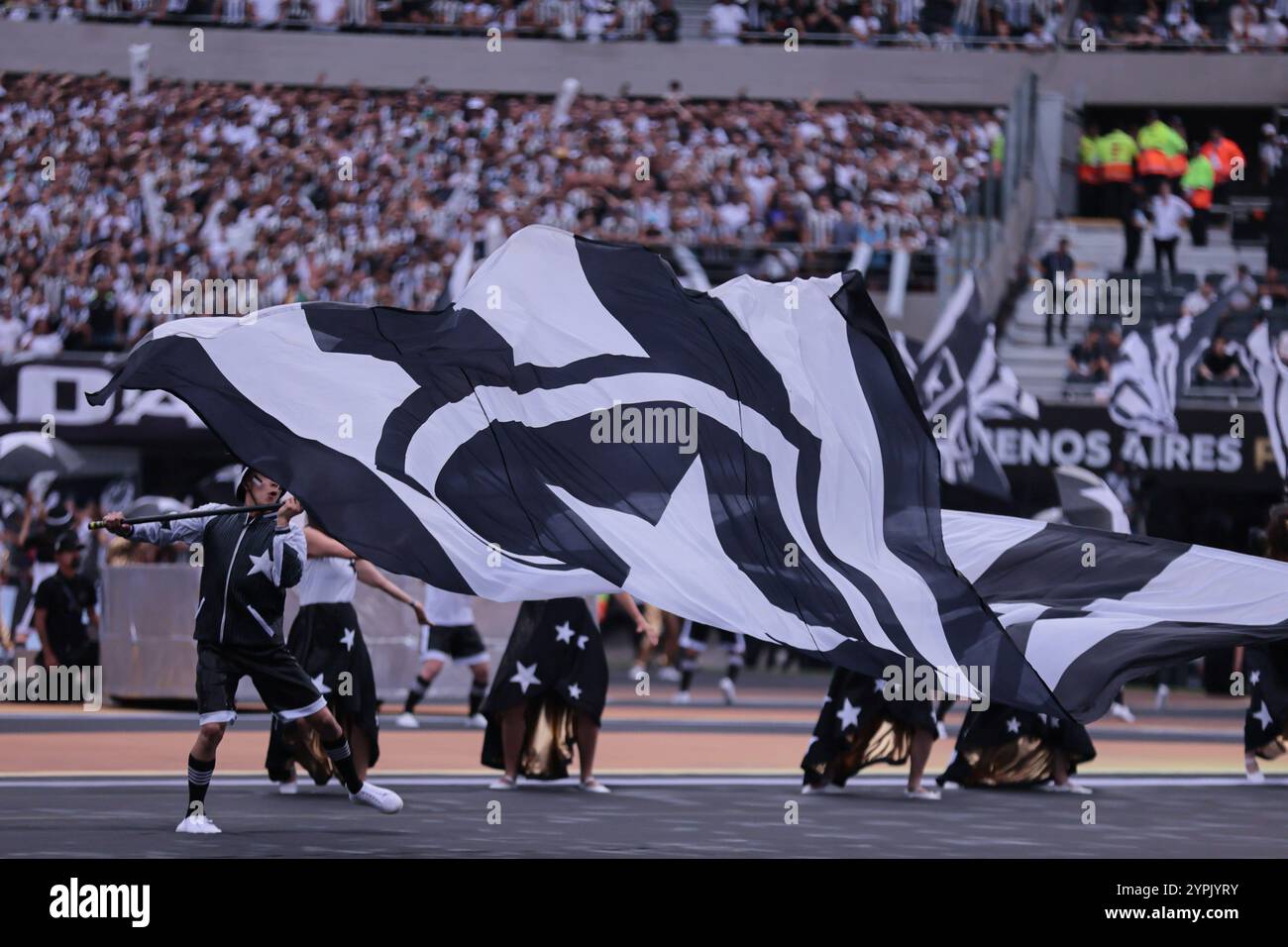 Buenos Aires, Argentinien - 30. November 2024: Atlético Mineiro und Botafogo treffen sich im Finale der Copa Libertadores im Estadio Monumental in Buenos Aires auf, was zu einem historischen brasilianischen Showdown führt. Die Fans beider Teams haben die Stadt mit Energie erfüllt, als die beiden Vereine um den begehrten südamerikanischen Titel kämpfen. Das Spiel verspricht hohe Einsätze, intensive Rivalität und Fußball vom Feinsten. (Foto von UNAR Photo) Stockfoto