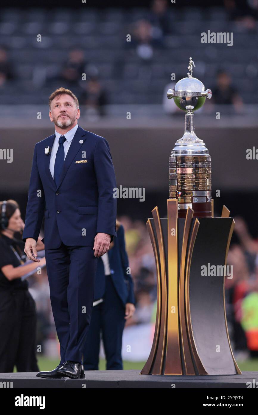 Buenos Aires, Argentinien - 30. November 2024: Atlético Mineiro und Botafogo treffen sich im Finale der Copa Libertadores im Estadio Monumental in Buenos Aires auf, was zu einem historischen brasilianischen Showdown führt. Die Fans beider Teams haben die Stadt mit Energie erfüllt, als die beiden Vereine um den begehrten südamerikanischen Titel kämpfen. Das Spiel verspricht hohe Einsätze, intensive Rivalität und Fußball vom Feinsten. (Foto von UNAR Photo) Stockfoto