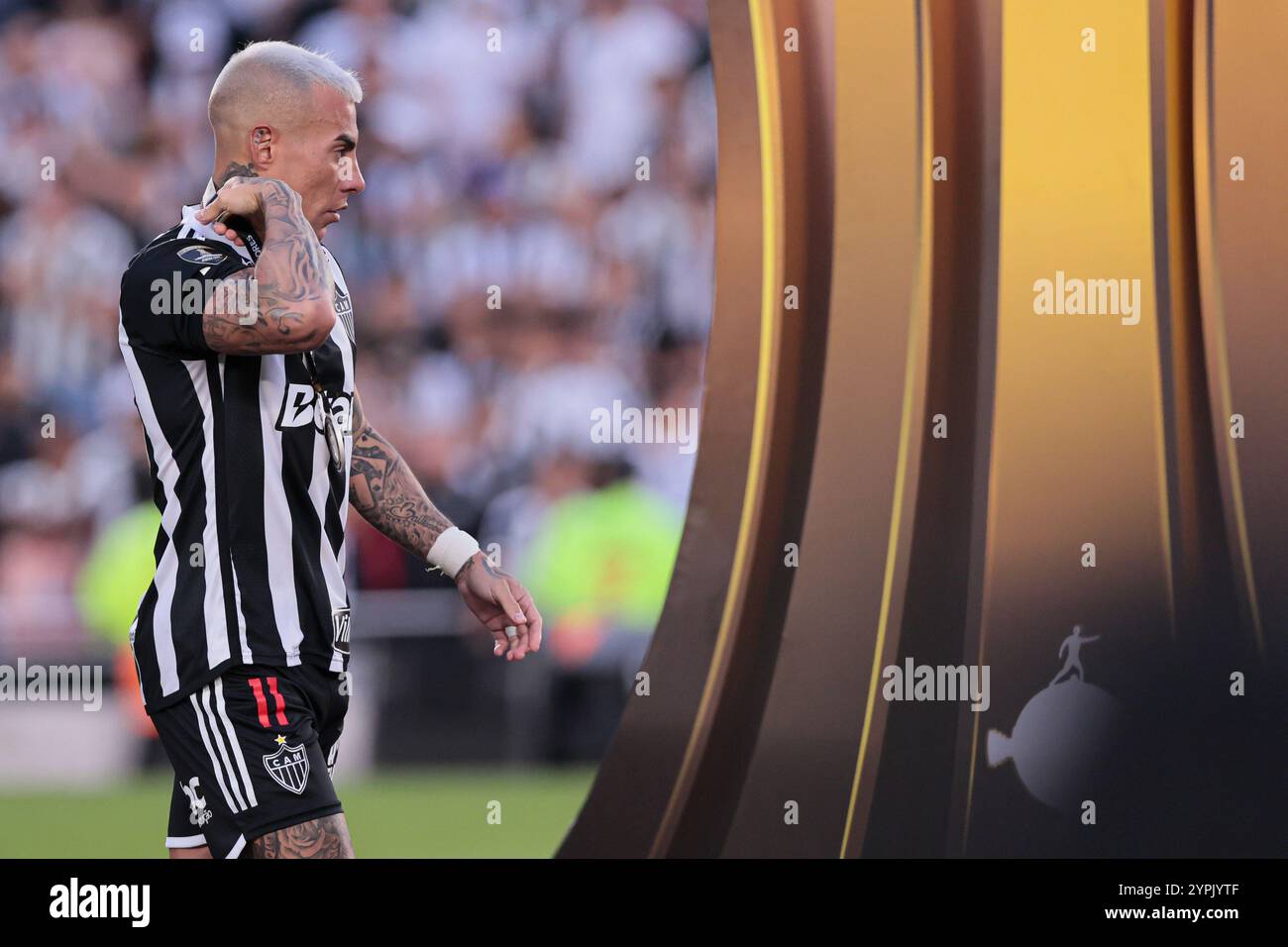 Buenos Aires, Argentinien - 30. November 2024: Atlético Mineiro und Botafogo treffen sich im Finale der Copa Libertadores im Estadio Monumental in Buenos Aires auf, was zu einem historischen brasilianischen Showdown führt. Die Fans beider Teams haben die Stadt mit Energie erfüllt, als die beiden Vereine um den begehrten südamerikanischen Titel kämpfen. Das Spiel verspricht hohe Einsätze, intensive Rivalität und Fußball vom Feinsten. (Foto von UNAR Photo) Stockfoto