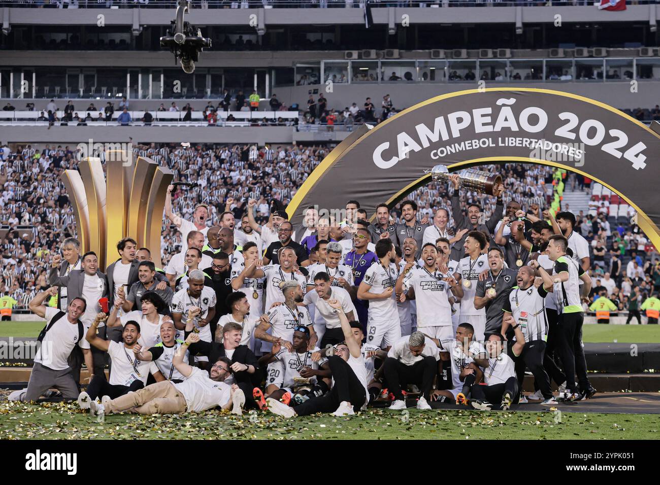 Buenos Aires, Argentinien - 30. November 2024: Atlético Mineiro und Botafogo treffen sich im Finale der Copa Libertadores im Estadio Monumental in Buenos Aires auf, was zu einem historischen brasilianischen Showdown führt. Die Fans beider Teams haben die Stadt mit Energie erfüllt, als die beiden Vereine um den begehrten südamerikanischen Titel kämpfen. Das Spiel verspricht hohe Einsätze, intensive Rivalität und Fußball vom Feinsten. (Foto von UNAR Photo) Stockfoto