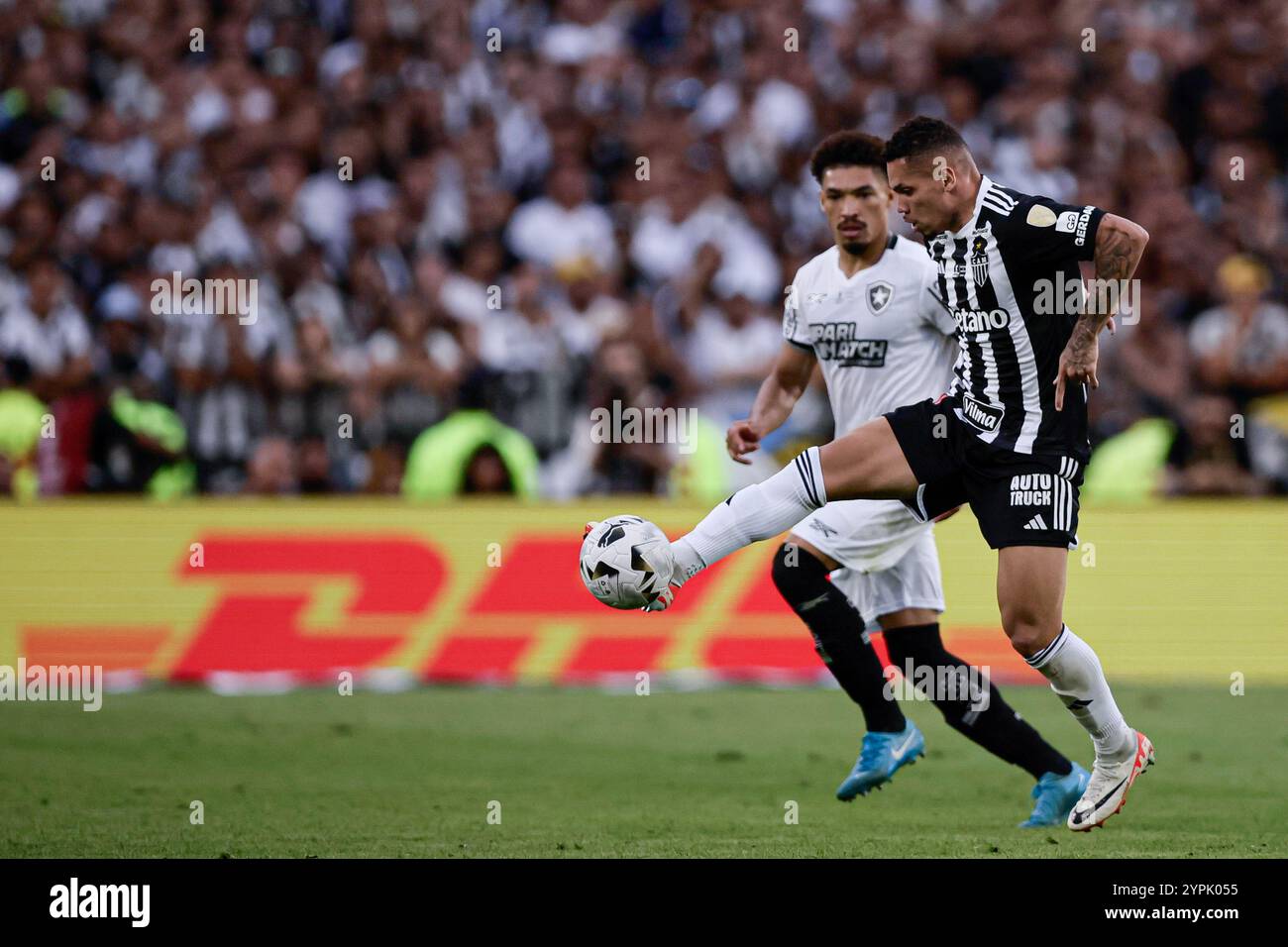 Buenos Aires, Argentinien - 30. November 2024: Atlético Mineiro und Botafogo treffen sich im Finale der Copa Libertadores im Estadio Monumental in Buenos Aires auf, was zu einem historischen brasilianischen Showdown führt. Die Fans beider Teams haben die Stadt mit Energie erfüllt, als die beiden Vereine um den begehrten südamerikanischen Titel kämpfen. Das Spiel verspricht hohe Einsätze, intensive Rivalität und Fußball vom Feinsten. (Foto von UNAR Photo) Stockfoto