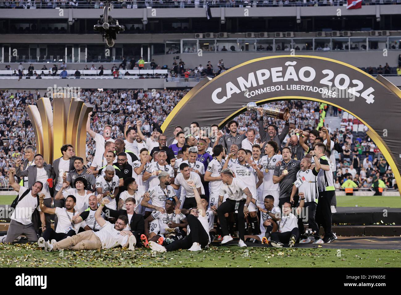 Buenos Aires, Argentinien - 30. November 2024: Atlético Mineiro und Botafogo treffen sich im Finale der Copa Libertadores im Estadio Monumental in Buenos Aires auf, was zu einem historischen brasilianischen Showdown führt. Die Fans beider Teams haben die Stadt mit Energie erfüllt, als die beiden Vereine um den begehrten südamerikanischen Titel kämpfen. Das Spiel verspricht hohe Einsätze, intensive Rivalität und Fußball vom Feinsten. (Foto von UNAR Photo) Stockfoto
