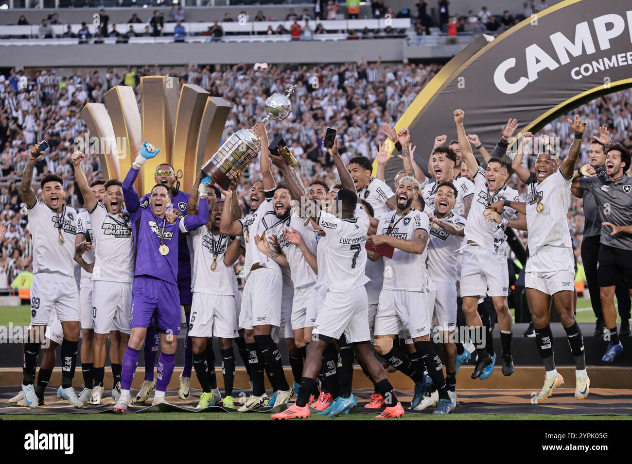 Buenos Aires, Argentinien - 30. November 2024: Atlético Mineiro und Botafogo treffen sich im Finale der Copa Libertadores im Estadio Monumental in Buenos Aires auf, was zu einem historischen brasilianischen Showdown führt. Die Fans beider Teams haben die Stadt mit Energie erfüllt, als die beiden Vereine um den begehrten südamerikanischen Titel kämpfen. Das Spiel verspricht hohe Einsätze, intensive Rivalität und Fußball vom Feinsten. (Foto von UNAR Photo) Stockfoto