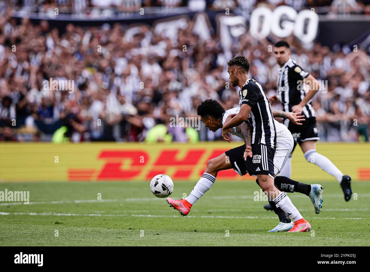 Buenos Aires, Argentinien - 30. November 2024: Atlético Mineiro und Botafogo treffen sich im Finale der Copa Libertadores im Estadio Monumental in Buenos Aires auf, was zu einem historischen brasilianischen Showdown führt. Die Fans beider Teams haben die Stadt mit Energie erfüllt, als die beiden Vereine um den begehrten südamerikanischen Titel kämpfen. Das Spiel verspricht hohe Einsätze, intensive Rivalität und Fußball vom Feinsten. (Foto von UNAR Photo) Stockfoto