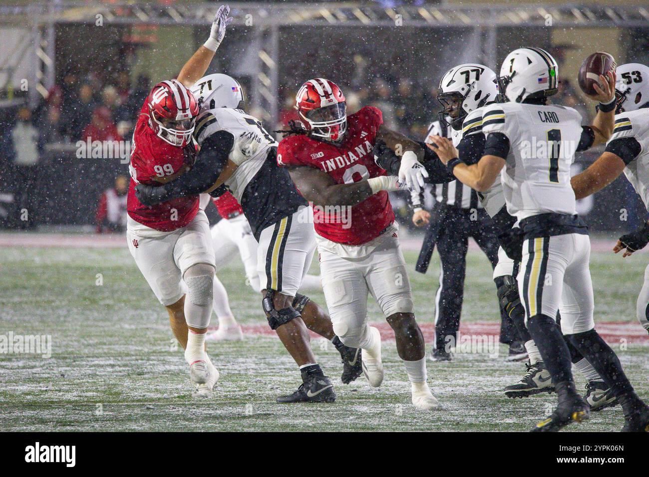 Indiana, USA. November 2024 30. (1) die Hudson Card wirft einen Pass während des NCAA-Fußballspiels zwischen den Indiana Hoosiers vs Purdue Boilermakers im Memorial Stadium in Bloomington Indiana. Cory Eads/Cal Sport Media (Kreditbild: © Cory Eads/Cal Sport Media). Quelle: csm/Alamy Live News Stockfoto