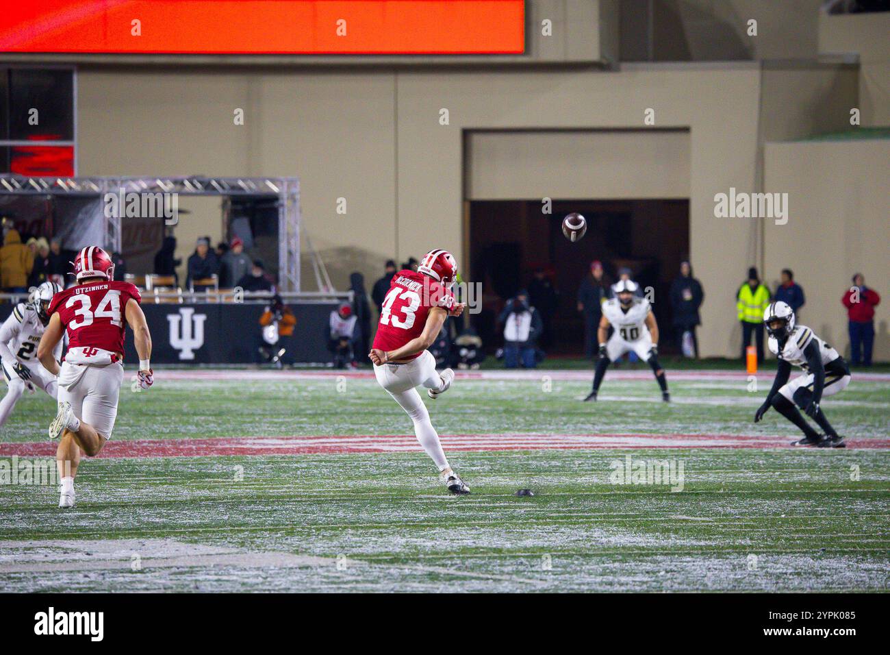 Indiana, USA. November 2024 30. (43) Derek McCormick aus Indiana kehrt im Memorial Stadium in Bloomington Indiana zurück. Cory Eads/Cal Sport Media/Alamy Live News Stockfoto