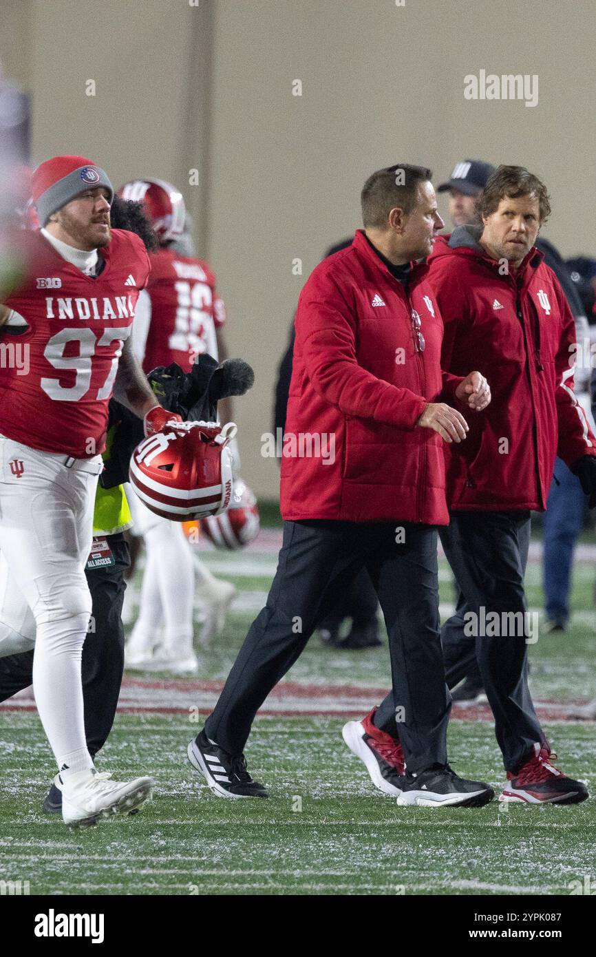 Bloomington Indiana, USA. November 2024 30. Indiana Head Coach Curt Cignetti verlässt das Feld, nachdem Indiana Hoosier im Memorial Stadium in Bloomington Indiana gewonnen hat. Cory Eads/Cal Sport Media/Alamy Live News Stockfoto