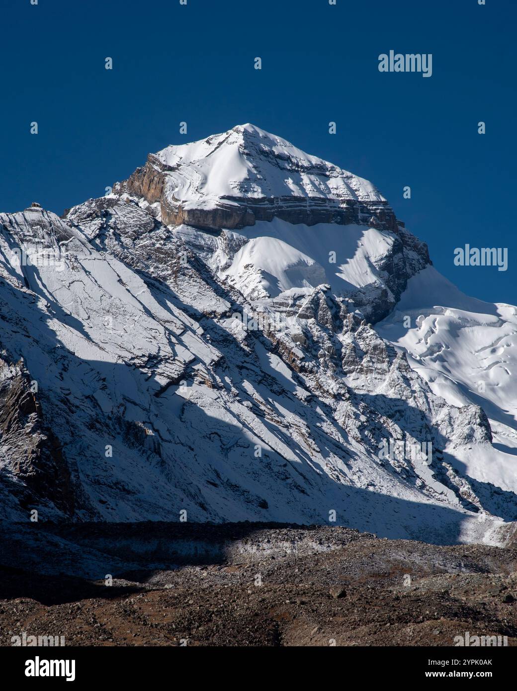 ADI Kailash, auch bekannt als Shiva Kailash, Chota Kailash, Baba Kailash oder Jonglingkong Peak, ist der zweitwichtigste Gipfel der Panch Kailash Gruppe Stockfoto