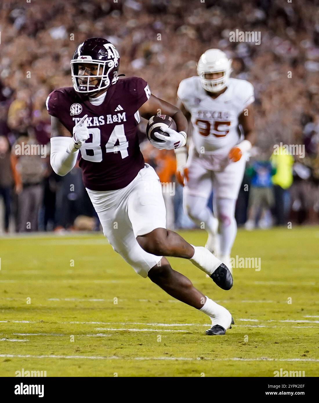 College Station, USA. November 2024 30. Texas A&M Aggies Tight End BLAKE BUNTYN (84) läuft für Yards nach einem Fang während der zweiten Hälfte eines NCAA-Fußballspiels zwischen den Texas Longhorns und den Texas A&M Aggies am 30. November 2024 im Kyle Field in College Station, Texas. (Foto: Jerome Hicks/SIPA USA) Credit: SIPA USA/Alamy Live News Stockfoto