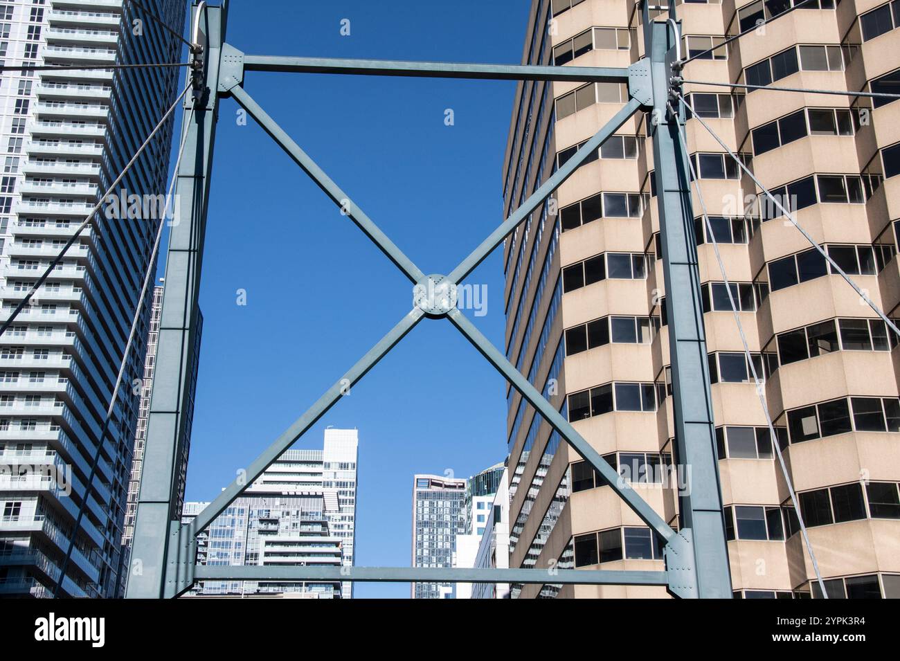 Stahlträger für den Fußgängerweg am Rogers Centre am Blue Jays Way in der Innenstadt von Toronto, Ontario, Kanada Stockfoto