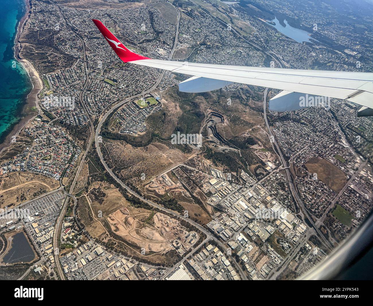 Ich schaue aus dem Fenster eines Qantas-Flugzeugs auf Adelaide Stockfoto