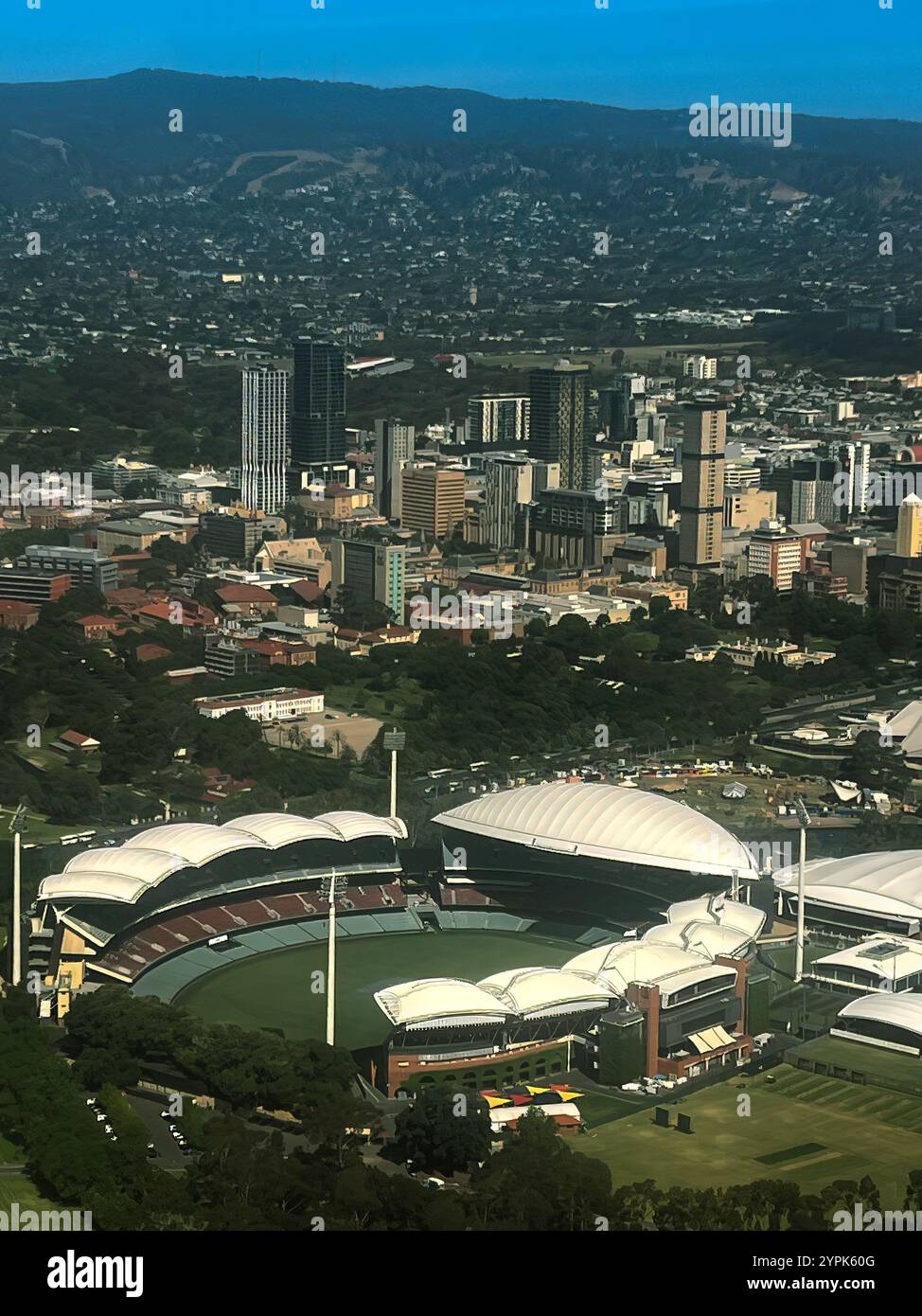 Luftaufnahme von Adelaide Oval und dem umliegenden Park in South Australia. Stockfoto
