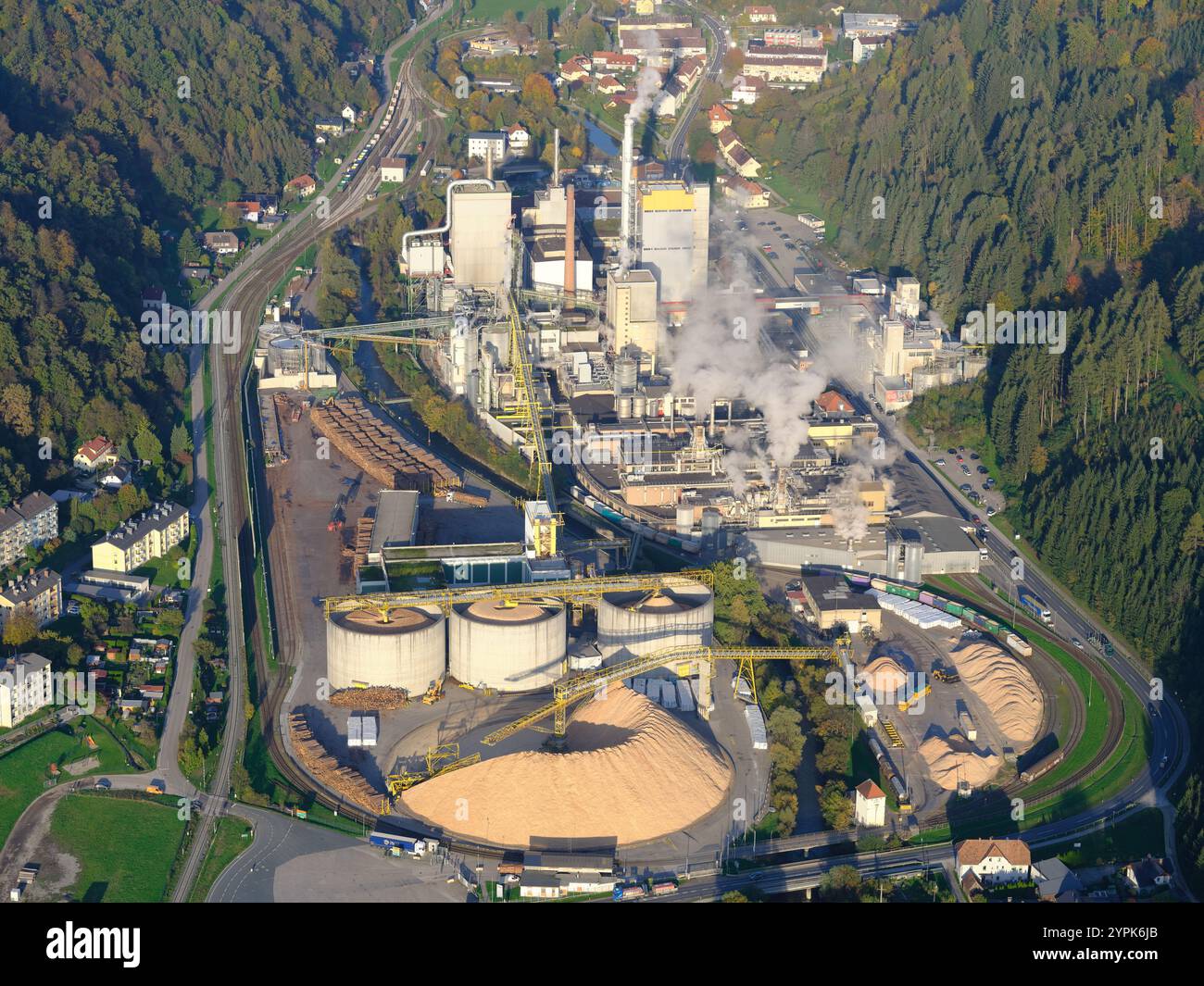 LUFTAUFNAHME. Holzverarbeitungsanlage für die Herstellung von Verpackungen. Wolfsberg, Kärnten, Österreich. Stockfoto