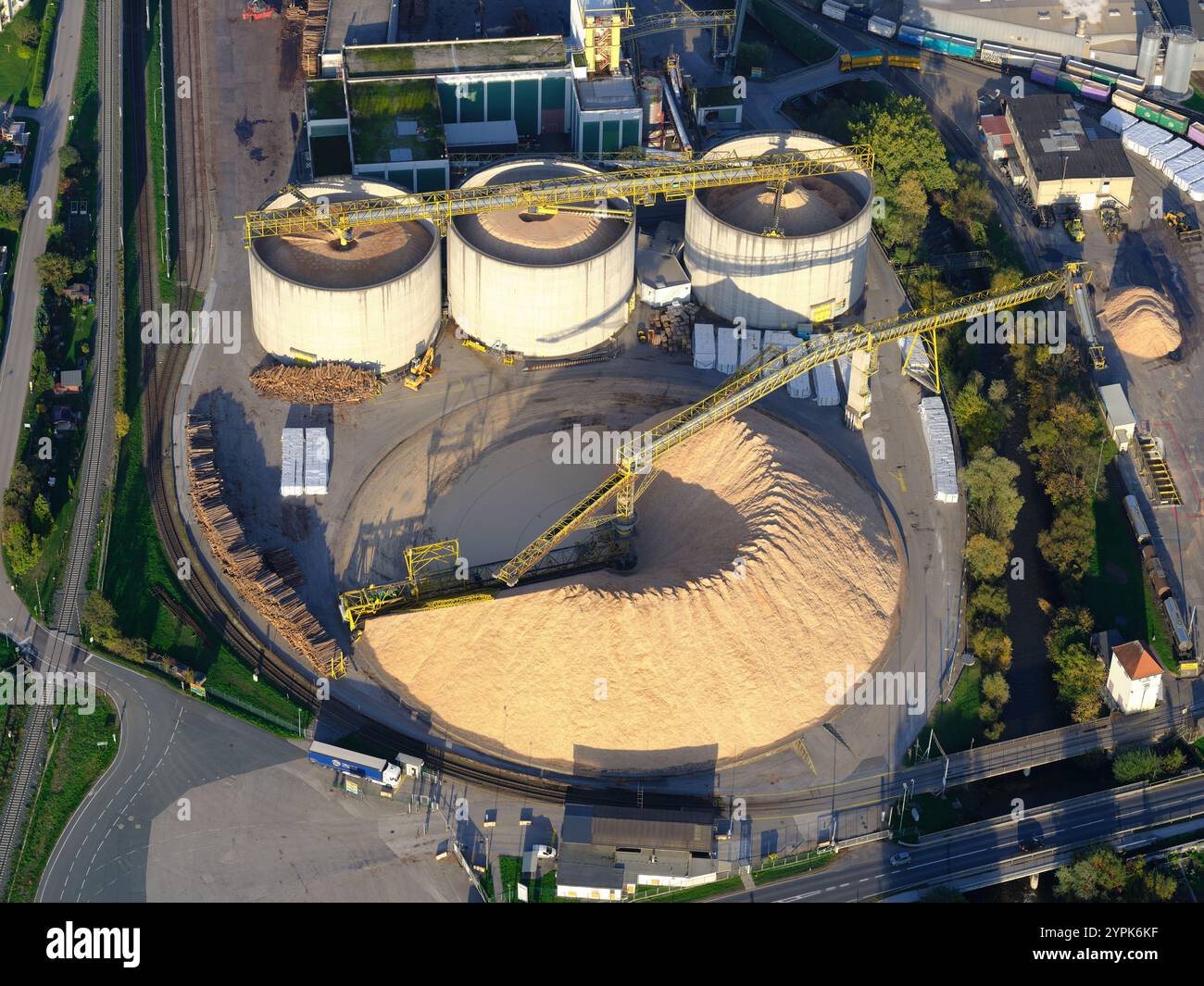LUFTAUFNAHME. Holzverarbeitungsanlage für die Herstellung von Verpackungen. Wolfsberg, Kärnten, Österreich. Stockfoto