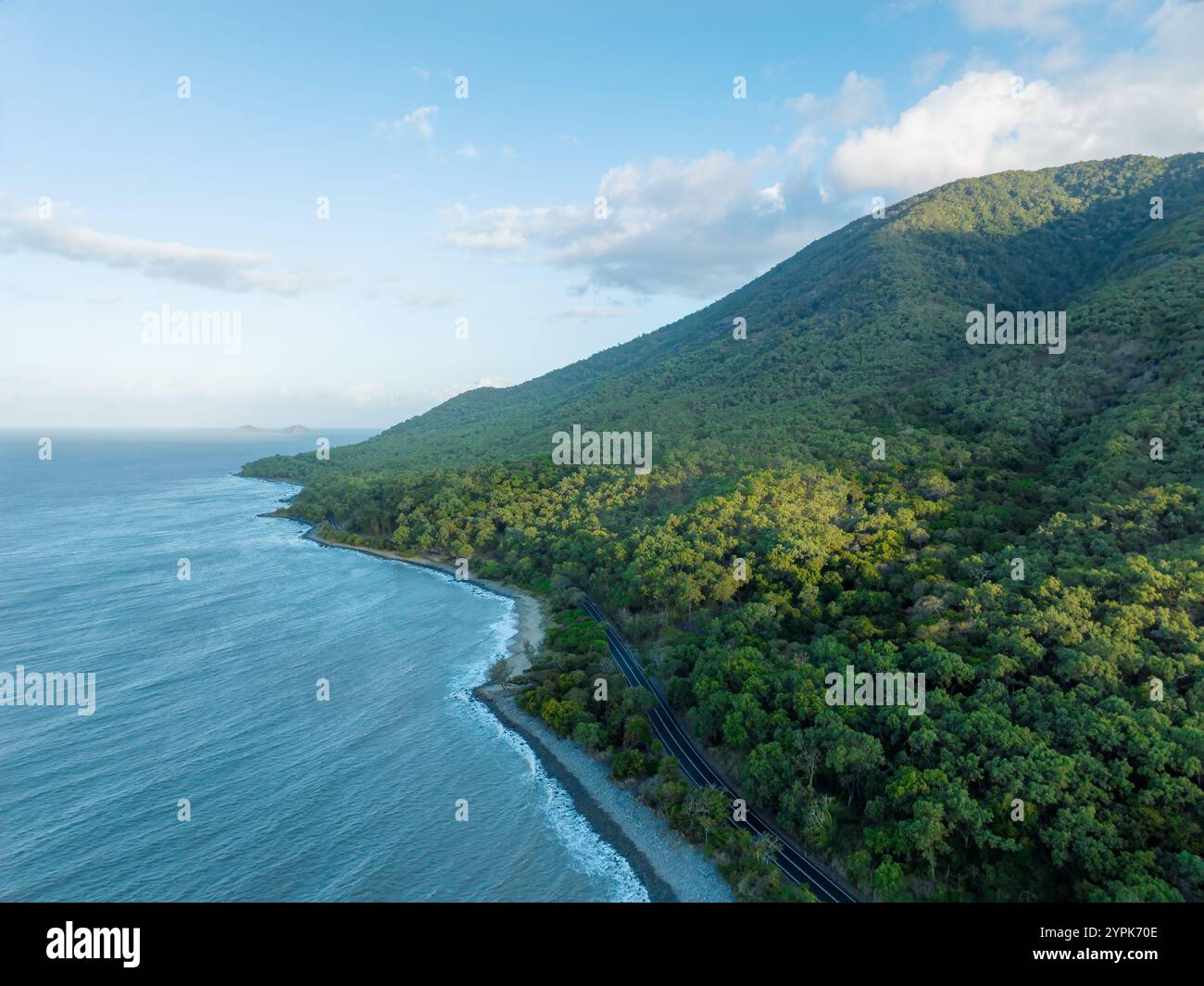 Diese Küstenlandschaft bietet üppige Berge und einen atemberaubenden Blick auf das Meer, unvergesslich Stockfoto