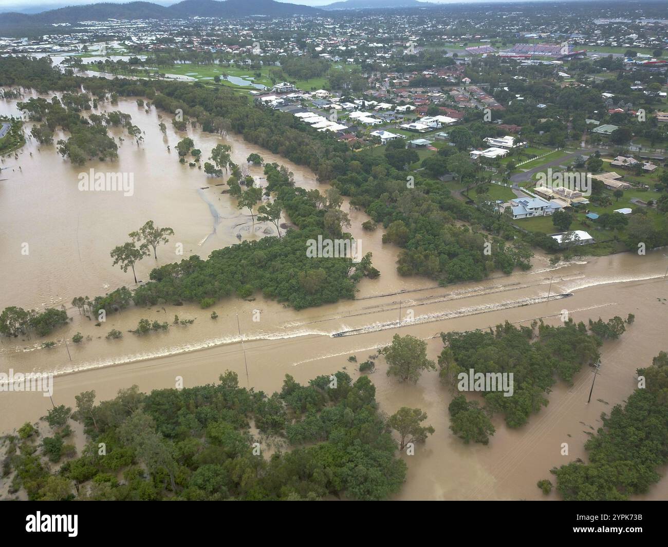 Luftaufnahme der überfluteten Stadt und des Flusses mit braunem Hochwasser, Townsville, Queensland Stockfoto