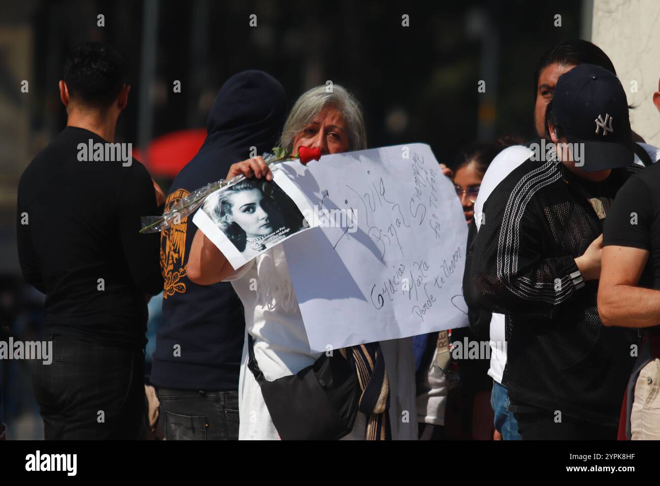 Mexiko-Stadt, Mexiko. November 2024 30. Hunderte von Anhängern und Fans der Diva des Goldenen Kinozeitalters von Mexiko, Silvia Pinal, nehmen an der posthumen Hommage im Palacio de Bellas Artes Teil. Die mexikanische Schauspielerin Silvia Pinal stirbt im Alter von 93 Jahren an einer Harnwegsinfektion am 30. November 2024 in Mexiko-Stadt. (Foto: Carlos Santiago/Eyepix Group) (Foto: Eyepix/NurPhoto) Credit: NurPhoto SRL/Alamy Live News Stockfoto