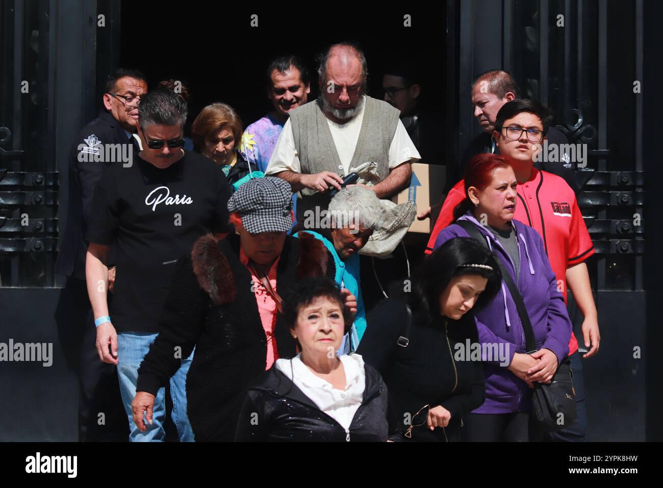 Mexiko-Stadt, Mexiko. November 2024 30. Hunderte von Anhängern und Fans der Diva des Goldenen Kinozeitalters von Mexiko, Silvia Pinal, nehmen an der posthumen Hommage im Palacio de Bellas Artes Teil. Die mexikanische Schauspielerin Silvia Pinal stirbt im Alter von 93 Jahren an einer Harnwegsinfektion am 30. November 2024 in Mexiko-Stadt. (Foto: Carlos Santiago/Eyepix Group) (Foto: Eyepix/NurPhoto) Credit: NurPhoto SRL/Alamy Live News Stockfoto