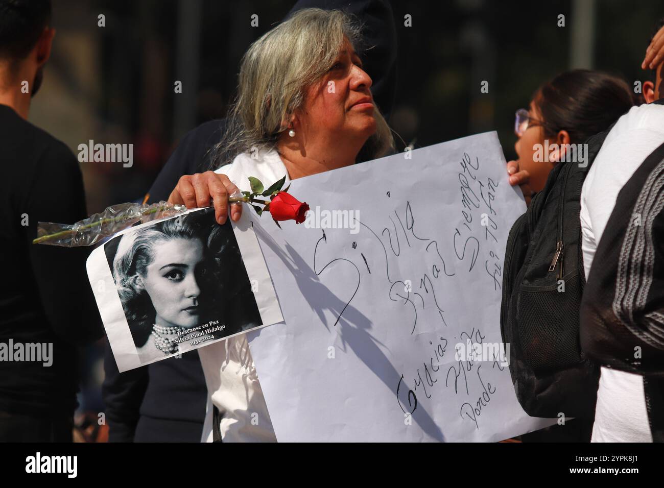 Mexiko-Stadt, Mexiko. November 2024 30. Hunderte von Anhängern und Fans der Diva des Goldenen Kinozeitalters von Mexiko, Silvia Pinal, nehmen an der posthumen Hommage im Palacio de Bellas Artes Teil. Die mexikanische Schauspielerin Silvia Pinal stirbt im Alter von 93 Jahren an einer Harnwegsinfektion am 30. November 2024 in Mexiko-Stadt. (Foto: Carlos Santiago/Eyepix Group) (Foto: Eyepix/NurPhoto) Credit: NurPhoto SRL/Alamy Live News Stockfoto