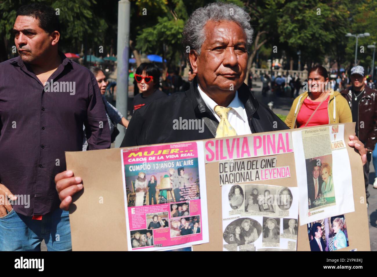 Mexiko-Stadt, Mexiko. November 2024 30. Hunderte von Anhängern und Fans der Diva des Goldenen Kinozeitalters von Mexiko, Silvia Pinal, nehmen an der posthumen Hommage im Palacio de Bellas Artes Teil. Die mexikanische Schauspielerin Silvia Pinal stirbt im Alter von 93 Jahren an einer Harnwegsinfektion am 30. November 2024 in Mexiko-Stadt. (Foto: Carlos Santiago/Eyepix Group) (Foto: Eyepix/NurPhoto) Credit: NurPhoto SRL/Alamy Live News Stockfoto