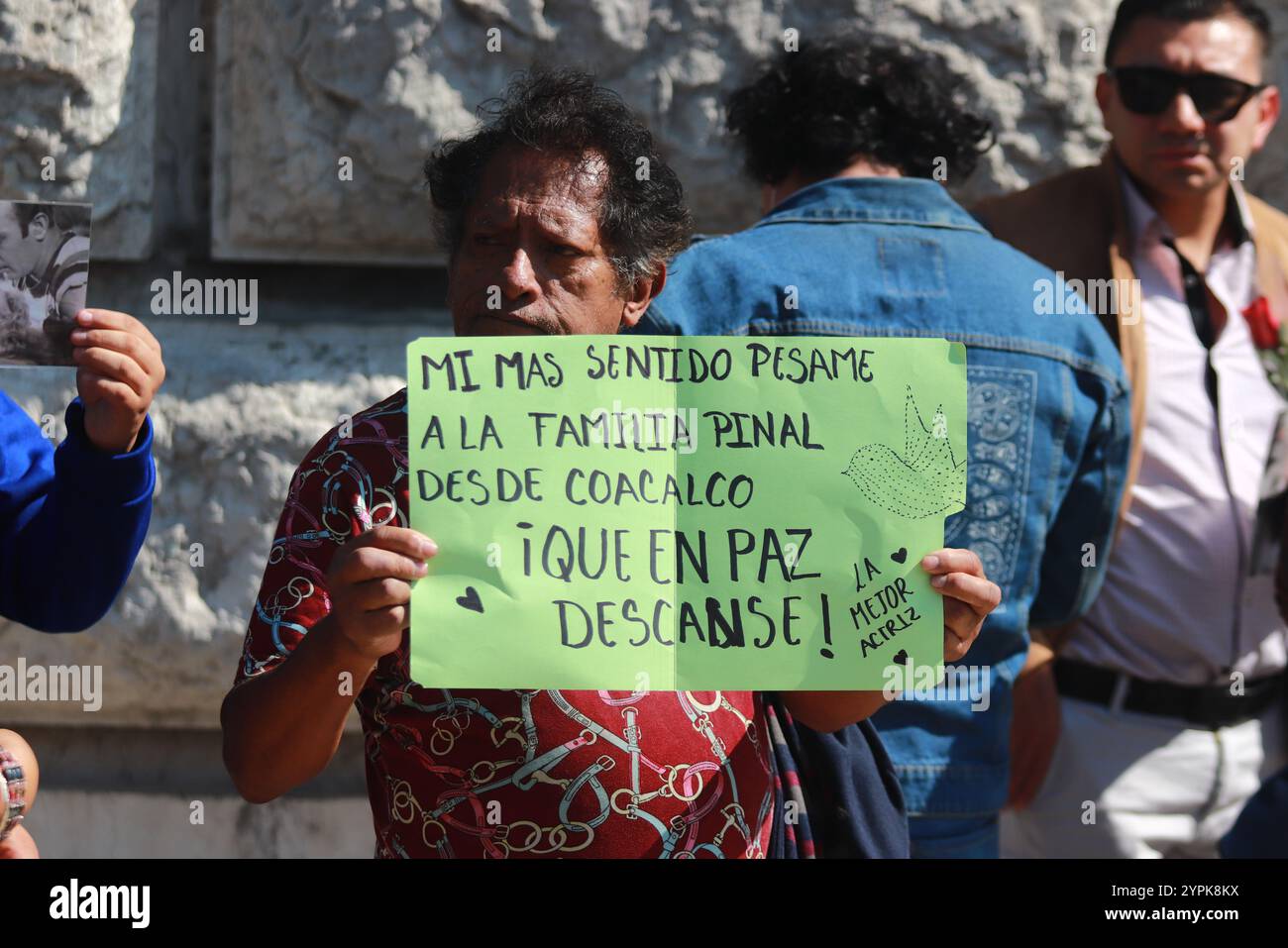 Mexiko-Stadt, Mexiko. November 2024 30. Hunderte von Anhängern und Fans der Diva des Goldenen Kinozeitalters von Mexiko, Silvia Pinal, nehmen an der posthumen Hommage im Palacio de Bellas Artes Teil. Die mexikanische Schauspielerin Silvia Pinal stirbt im Alter von 93 Jahren an einer Harnwegsinfektion am 30. November 2024 in Mexiko-Stadt. (Foto: Carlos Santiago/Eyepix Group) (Foto: Eyepix/NurPhoto) Credit: NurPhoto SRL/Alamy Live News Stockfoto