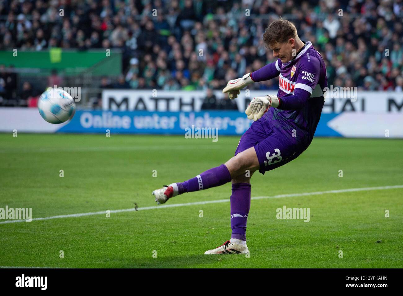 Torwart Alexander NUEBEL Nübel S Aktion, Einzelaktion, Fussball 1. Bundesliga, 12. Spieltag, SV Werder Bremen HB - VfB Stuttgart S 2-2 am 09.11.2024 in Bremen/Deutschland. DFL-Vorschriften verbieten jede Verwendung von Fotografien als Bildsequenzen und/oder Quasi-Video *** Torhüter Alexander NUEBEL Nübel S Action, Einzelaktion, Fußball 1 Bundesliga, Spieltag 12, SV Werder Bremen HB VfB Stuttgart S 2 2 am 09 11 2024 in Bremen Deutschland die DFL-Vorschriften verbieten jede Verwendung von Fotografien als Bildsequenzen und/oder Quasi-Video Stockfoto