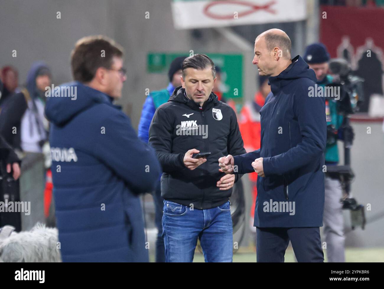 Jess Thorup (Trainer FC Augsburg) Ballt die Faust nach dem Schlußpfiff, Marinko Jurendic (Sportdirektor FC Augsburg, Mitte), Dieter Hecking (Trainer VfL Bochum, li.); FC Augsburg vs VfL Bochum, 12. SPIELTAG; DFL-VORSCHRIFTEN VERBIETEN DIE VERWENDUNG VON FOTOS ALS BILDSEQUENZEN UND/ODER QUASI-VIDEO. Stockfoto