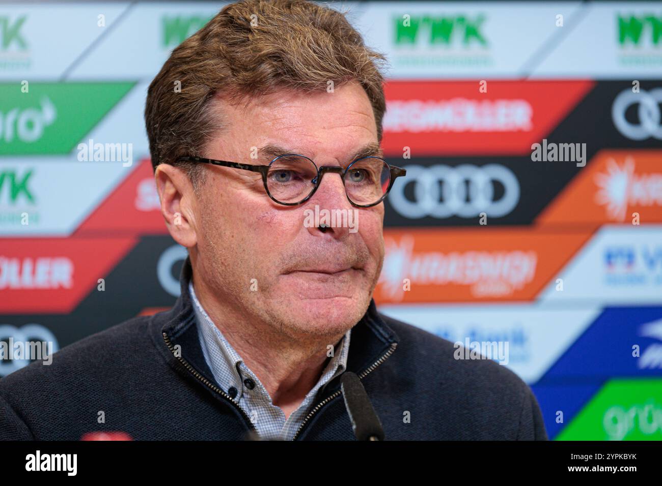 Dieter Hecking (Trainer VfL Bochum), Pressekonferenz, Einzelbild, Porträt, Portraet, angeschnitten, angeschnittenes Einzelmotiv, Halbfigur, FC Augsburg gegen VfL Bochum, 12. SPIELTAG; DFL-VORSCHRIFTEN VERBIETEN DIE VERWENDUNG VON FOTOS ALS BILDSEQUENZEN UND/ODER QUASI-VIDEO. Stockfoto