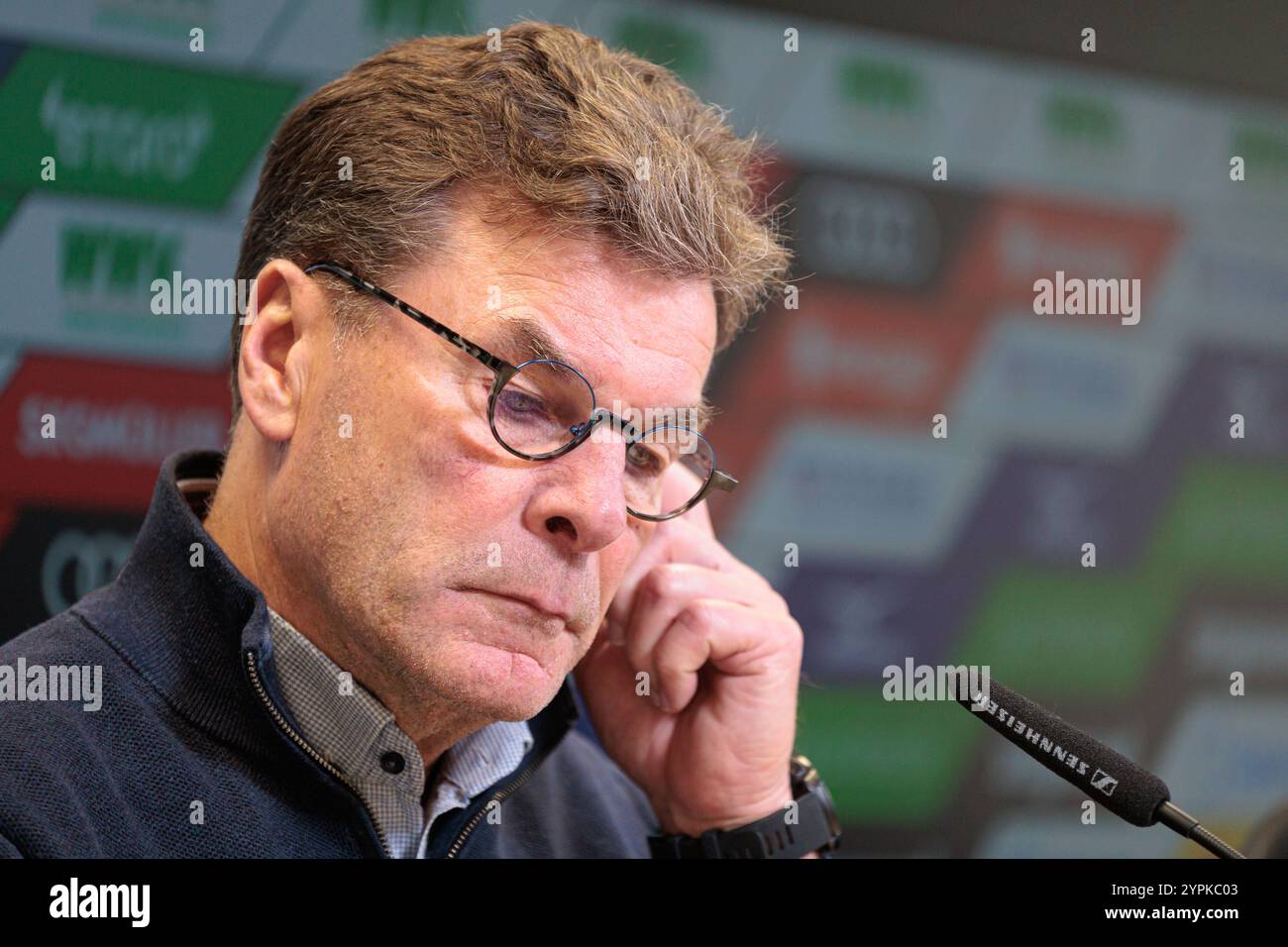 Dieter Hecking (Trainer VfL Bochum), Pressekonferenz, Einzelbild, Porträt, Portraet, angeschnitten, angeschnittenes Einzelmotiv, Halbfigur, FC Augsburg gegen VfL Bochum, 12. SPIELTAG; DFL-VORSCHRIFTEN VERBIETEN DIE VERWENDUNG VON FOTOS ALS BILDSEQUENZEN UND/ODER QUASI-VIDEO. Stockfoto