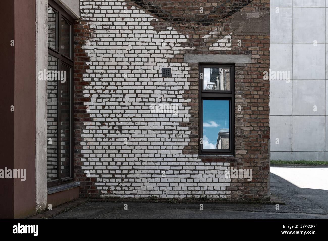 Fenster in der Backsteinmauer eines alten Fabrikgebäudes Stockfoto
