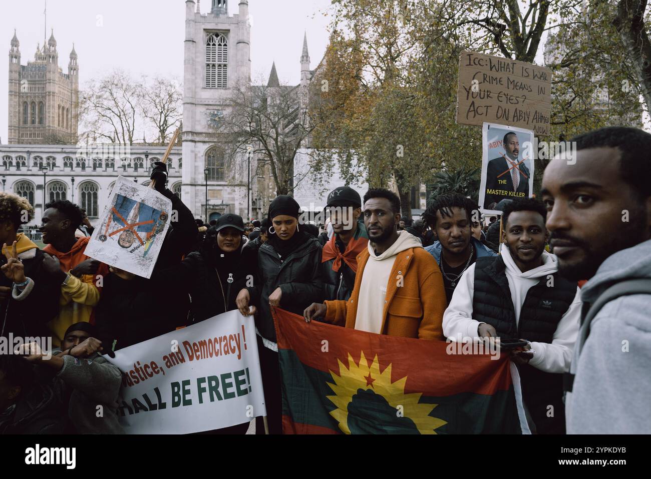 London, Großbritannien. November 2024 30. Die Oromo Liberation Group organisiert einen Protest in London, der sich für Gerechtigkeit und Menschenrechte für das Volk der Oromo einsetzt. Die Demonstranten machen auf die anhaltende Verfolgung und Ausgrenzung der Oromo-Gemeinschaft in Äthiopien aufmerksam und fordern internationale Intervention und Rechenschaftspflicht. Mit der Demonstration sollen die Stimmen der Betroffenen verstärkt und die dringende Notwendigkeit von Gerechtigkeit und Gleichheit hervorgehoben werden. (Foto: Joao Daniel Pereira/SIPA USA) Credit: SIPA USA/Alamy Live News Stockfoto