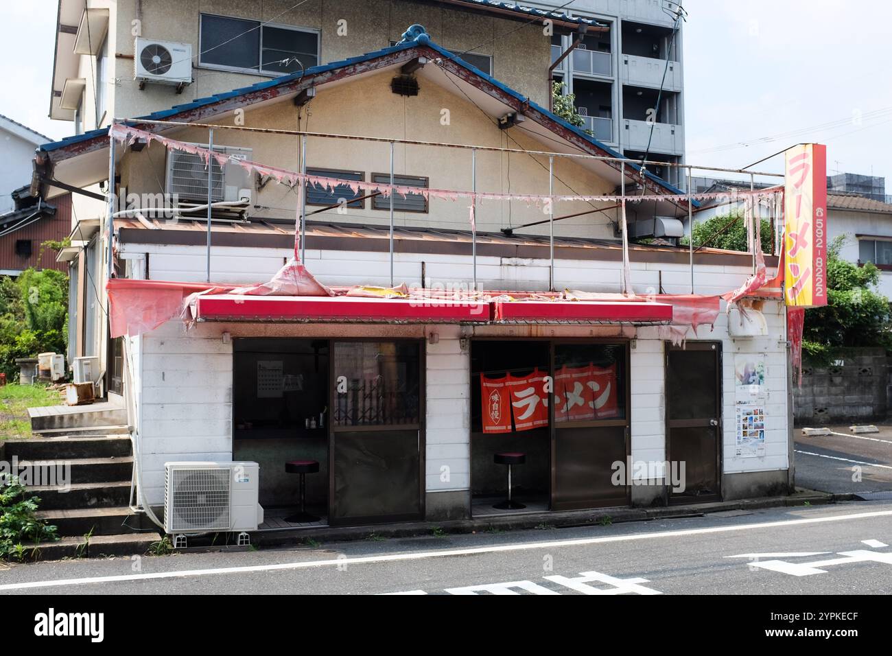 Eine alte Ramen-Werkstatt (noch in Betrieb) in Kyushu, Japan. Stockfoto