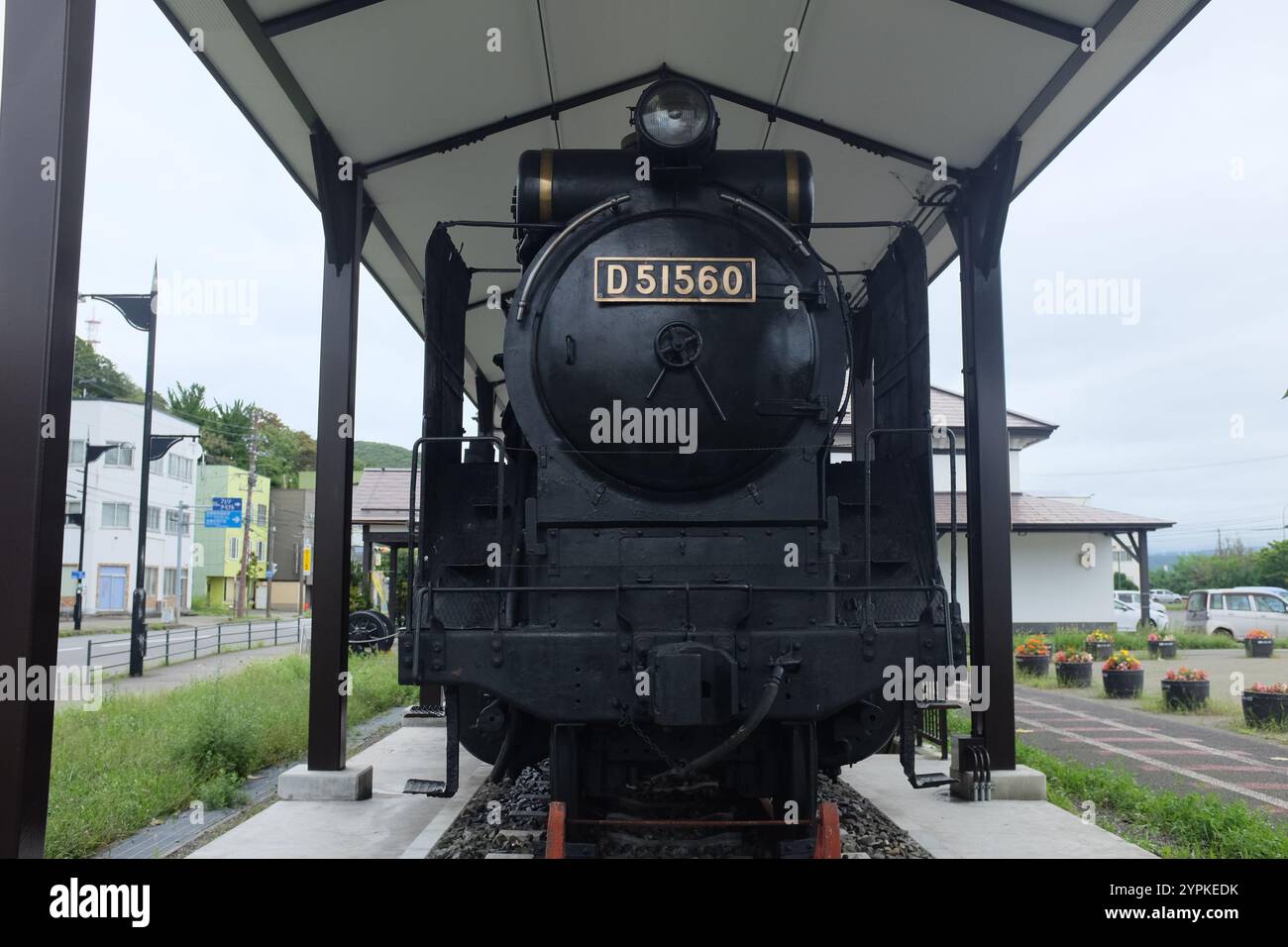 Eine erhaltene Dampflokomotive (SL), D51 560, erbaut 1940 und 1974 ausgemustert, ausgestellt vor dem ehemaligen Bahnhof Muroran in Hokkaido, Japan. Stockfoto