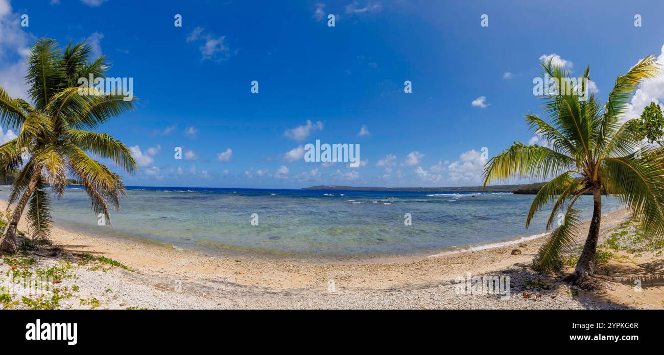 Malerischer Blick auf die Küste mit Palmen in LoaLoa Bay, Saipan, Nördliche Marianen. Stockfoto