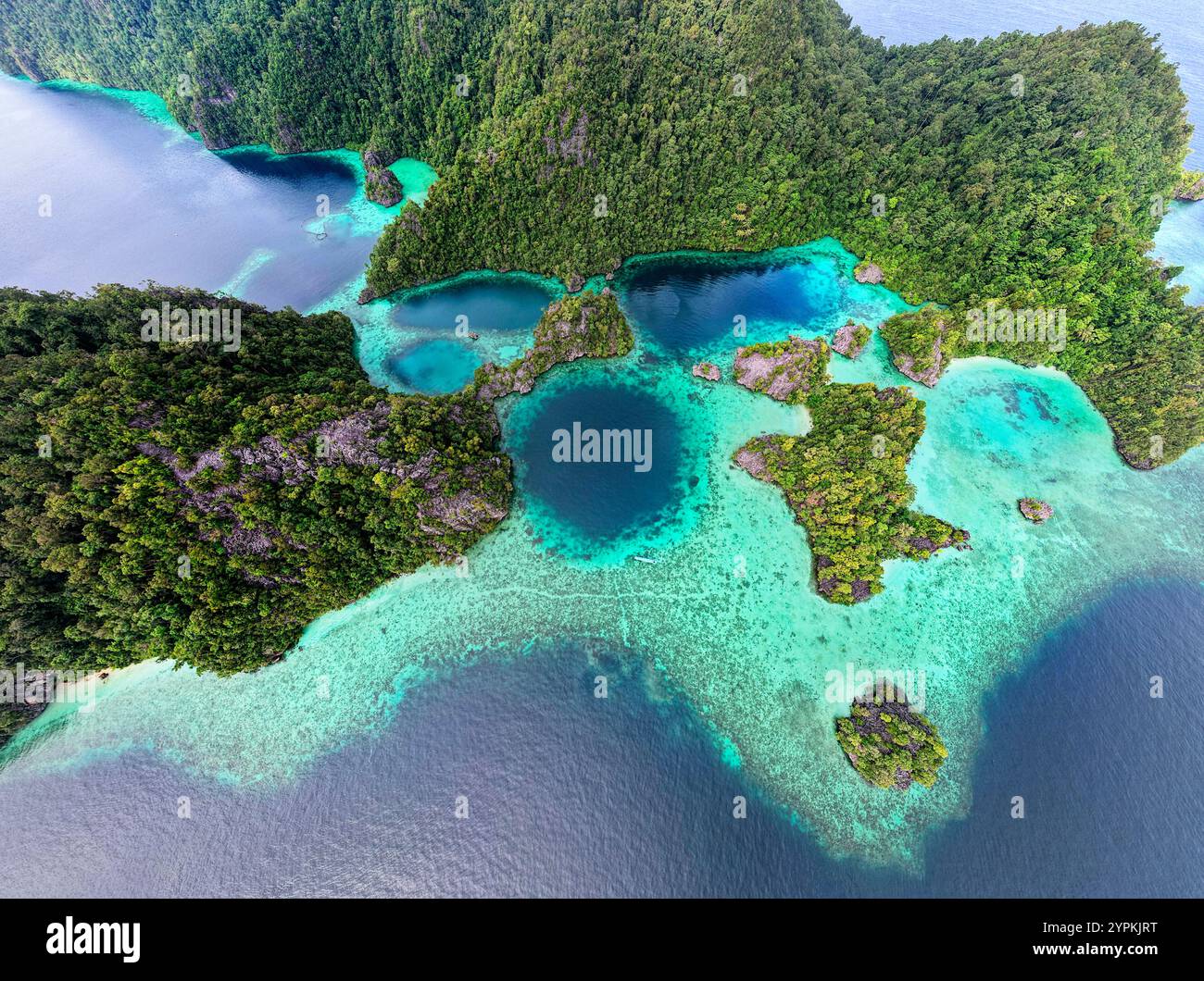 Spektakuläre Aussicht aus der Luft auf den Sombori-Archipel, tropische Kalksteinkarstinseln bedeckt mit Regenwald und türkisfarbenen Lagunen, Sulawesi, Indonesien Stockfoto