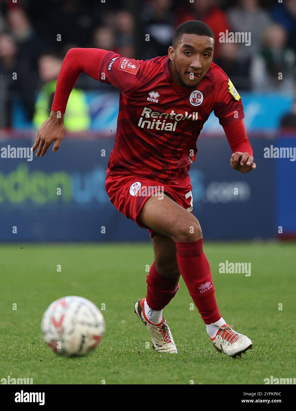 Bradley Ibrahim von Crawley Town beim Spiel der 2. Runde des FA Cup zwischen Crawley Town und Lincoln City im Broadfield Stadium in Crawley. Stockfoto