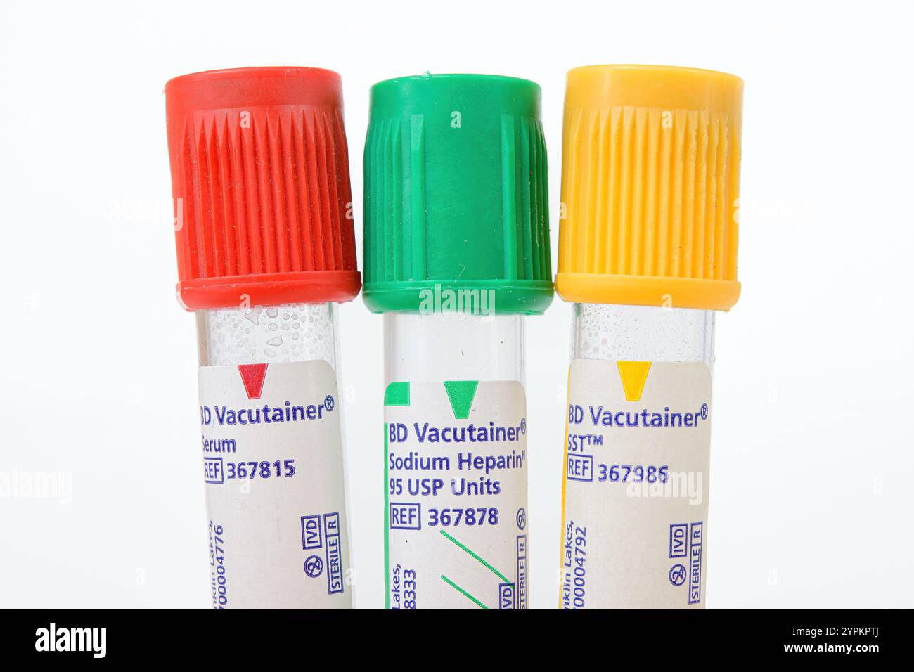 Drei Laborröhrchen oder Behälter für Blutextraktionstests, Marke Vacutainer. Stockfoto