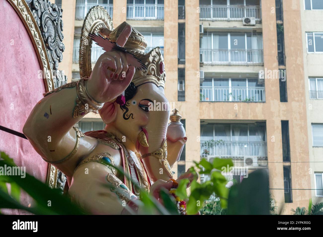 Ein wunderschönes Idol von Lord Ganpati, das in einer Prozession namens Aagman Sohala in Mumbai, Indien, anlässlich des Festivals von Ganesh Chaturthi ausgestellt wird Stockfoto