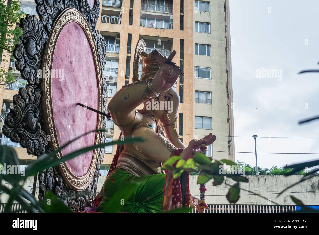 Ein wunderschönes Idol von Lord Ganpati, das in einer Prozession namens Aagman Sohala in Mumbai, Indien, anlässlich des Festivals von Ganesh Chaturthi ausgestellt wird Stockfoto