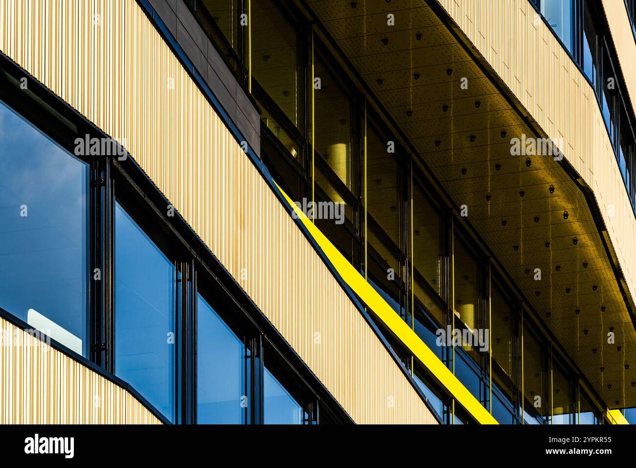 Minimalistische architektonische Komposition mit kräftigen Schatten, warmem Licht und kontrastierenden Fensterreflexen Stockfoto