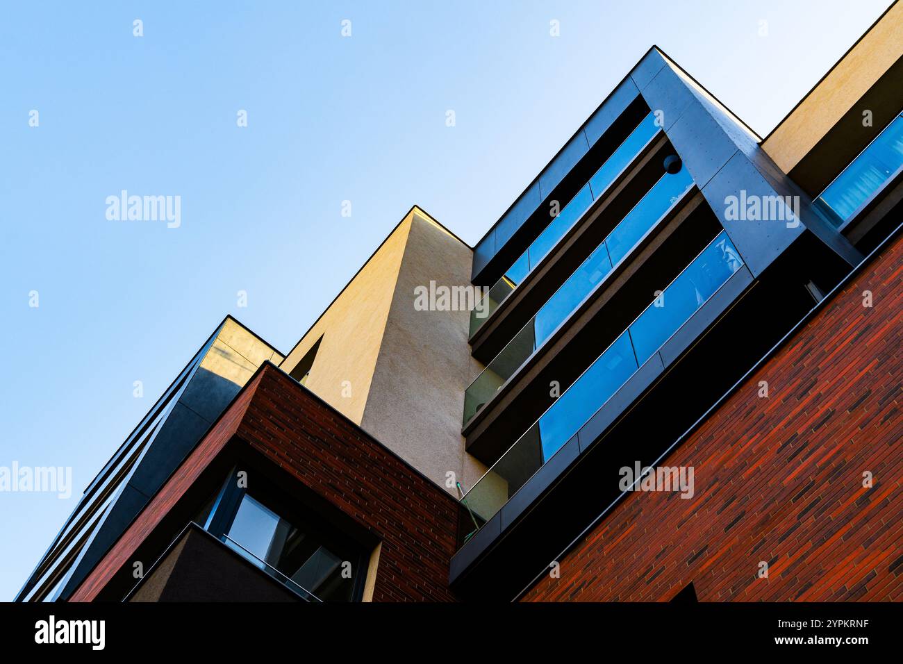 Abstrakte Perspektive moderner Glasarchitektur mit klaren Linien und offenem Himmel Stockfoto