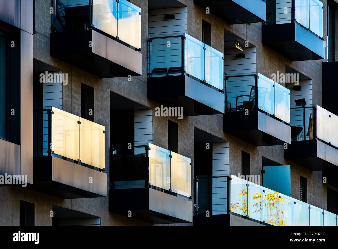 Luxuriöse Fassade des Apartmentgebäudes mit komplexen Goldtäfelungen und Glasbalkonen Stockfoto