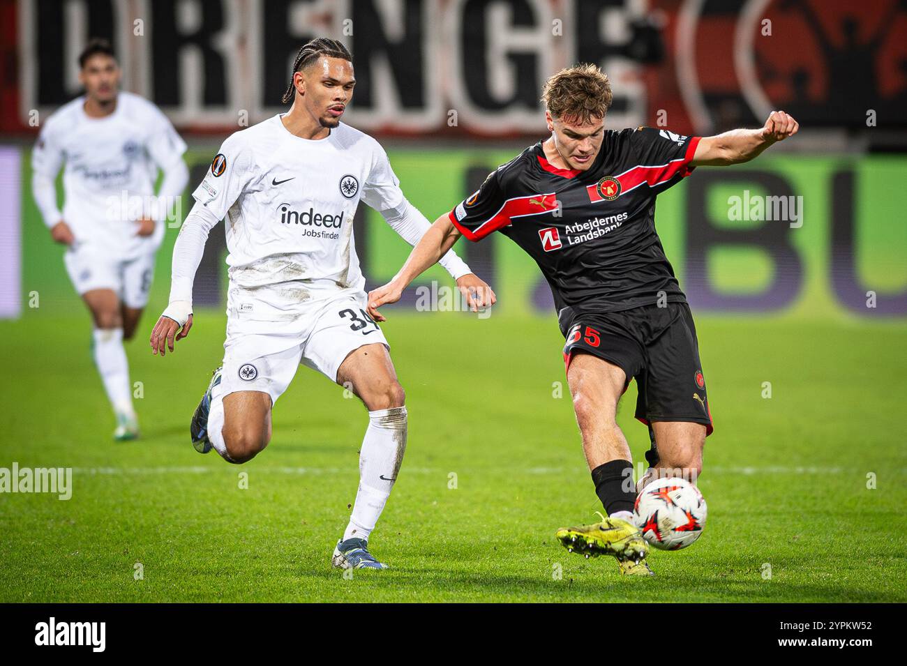 Herning, Dänemark. November 2024. Viktor Bak (55) vom FC Midtjylland und Nnamdi Collins (34) von Eintracht Frankfurt während des UEFA Europa League Spiels zwischen dem FC Midtjylland und Eintracht Frankfurt in der MCH Arena in Herning. Stockfoto