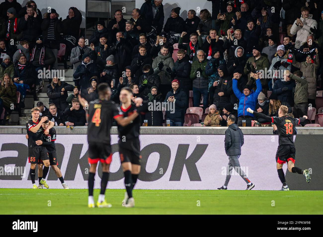 Herning, Dänemark. November 2024. Die Spieler des FC Midtjylland wurden im Rahmen des Spiels der UEFA Europa League zwischen dem FC Midtjylland und der Eintracht Frankfurt in der MCH Arena in Herning für 1-1 (eigenes Tor von Nnamdi Collins aus Frankfurt) in der Feier gesehen. Stockfoto